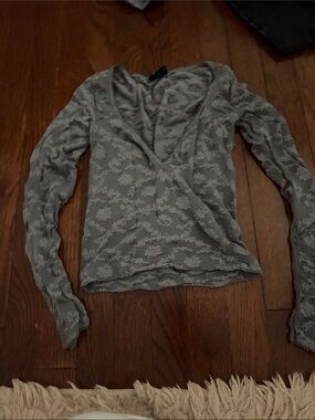 Tilly's Gray Floral Lace Long Sleeve V-Neck Top